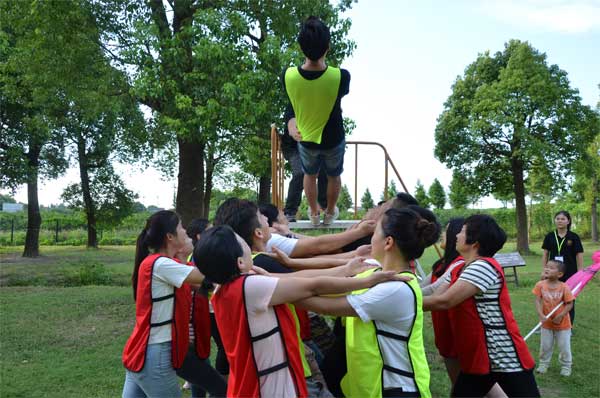 相信團隊，勇敢倒下